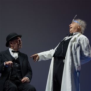 Domani sera al teatro Carani la commedia “I Ragazzi Irresistibili”