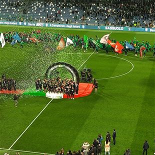 Festa neroverde al Mapei Stadium: Domenico Berardi alza la coppa