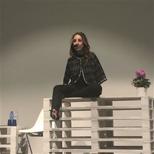 Simona Atzori fa sciogliere il Crogiolo con la sua genuinità 