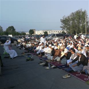 La comunità islamica sassolese festeggia la fine del Ramadan in viale Regina Pacis