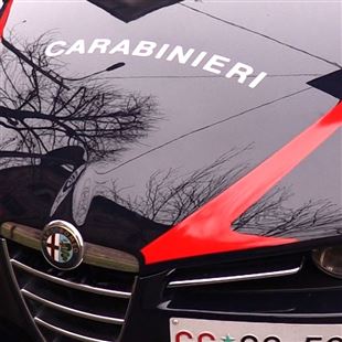 Forzano la macchinetta cambiamonete dell'autolavaggio e fuggono con 250 euro