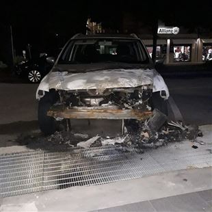 Auto bruciata e abbandonata, il sindaco rassicura: “verrà rimossa tempestivamente” 
