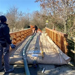 Riapre la passerella sul torrente Vallurbana, terminati i lavori di manutenzione