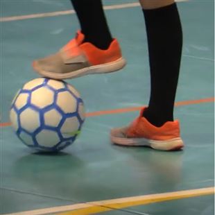 Una panchina rossa ed un torneo di calcio femminile contro la violenza sulle donne