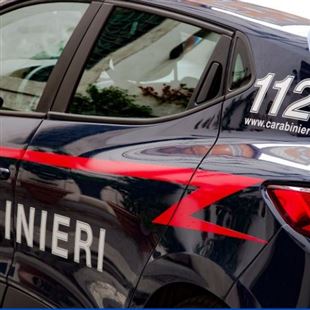 Giovane accoltellato nel parcheggio durante una rissa