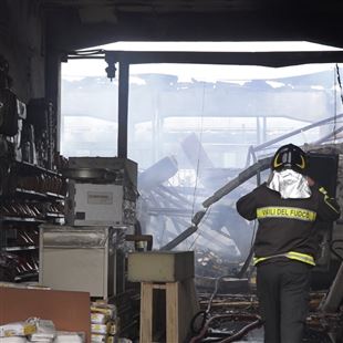 Incendio in via Pacinotti: le fiamme devastano un minimarket