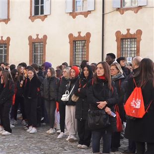 La marcia silenziosa degli studenti per dire “NO” alla violenza sulle donne