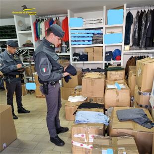 Sequestrati quasi 6 mila capi contraffatti: l’operazione parte dal mercato di Sassuolo
