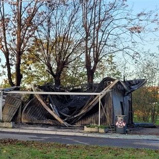 Chiosco dei fiori distrutto da un incendio: gli amici di Paolo lanciano la raccolta fondi