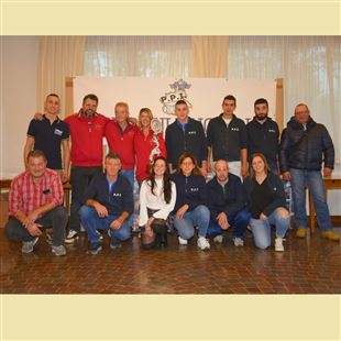 Piede Pesante riceve il premio per la vittoria del campionato di Tractor Pulling Prostock