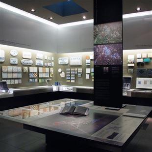 Luca Silingardi conduce una visita alla Galleria Marca Corona
