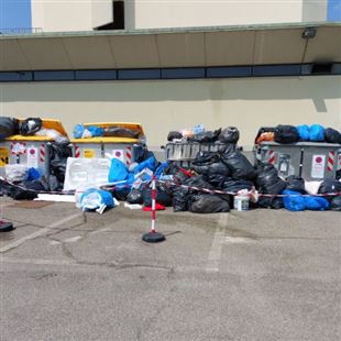 Rifiuti in via Ticino, dietro la Coop: adesso si esagera