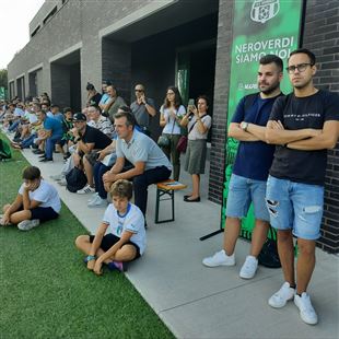 L’abbraccio dei tifosi al Sassuolo nella prima giornata degli “Abbonati Days”