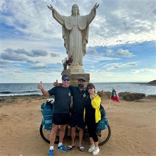 Cristian Benassati arriva a Portopalo di Capo Passero dopo un viaggio di 7.300 chilometri 