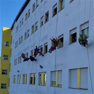 I Super Eroi Acrobatici portano doni ai bambini di pediatria dell’Ospedale di Sassuolo