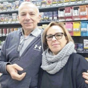 Cambio di gestione per la storica tabaccheria Bellodi: Tiberio e Carla salutano
