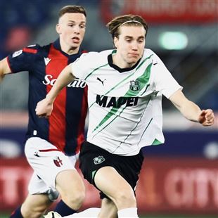 Un derby pirotecnico va al Bologna: neroverdi travolti 4-2, ora la classifica spaventa