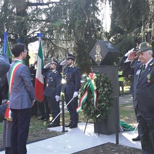 In piazza Salvo D’Acquisto un monumento A.N.F.I. dedicato ai caduti delle Fiamme Gialle d’Italia