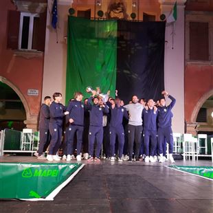 La città abbraccia i suoi campioni: piazza Garibaldi piena per il Sassuolo