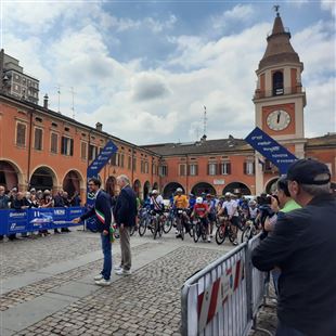Giro-E: via da piazza Garibaldi alla tappa Sassuolo-Castelnovo ne' Monti