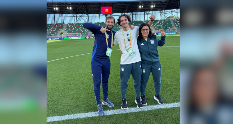 Alessandro Rossi (in foto al centro) con l'Italia U20 femminile